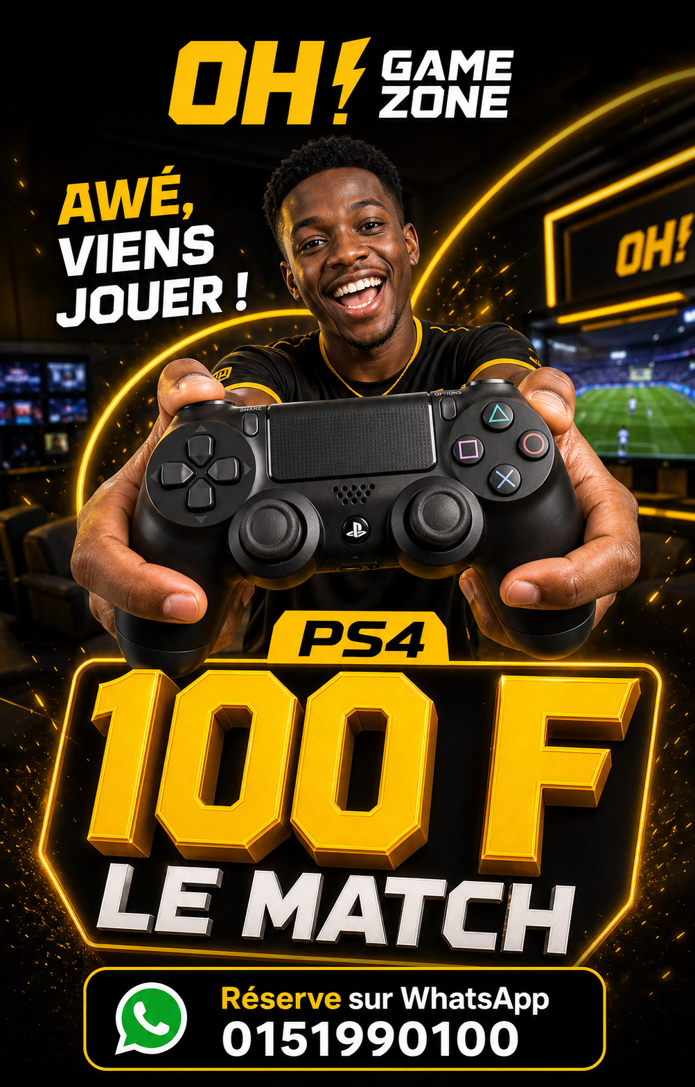 Joueur souriant présentant une manette PS4